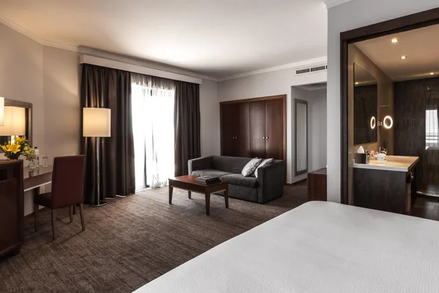 جناح سوبيريور بسرير مزدوج بإطلالة على البحر بشرفة، Radisson Blu Resort Malta St Julians 5/9