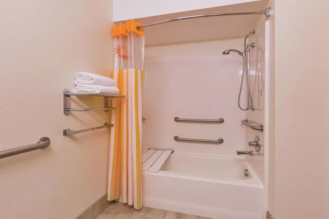 غرفة ديلوكس بسريرين كوين لذوي الإعاقة، La Quinta Inn & Suites by Wyndham Tulare 4/4