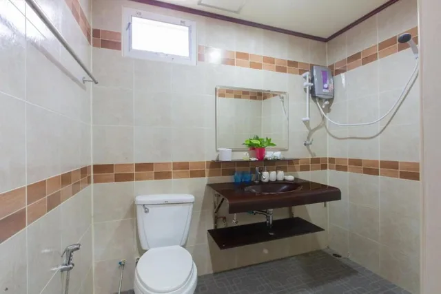 غرفة ثلاثية بسريرين منفصلين مع أريكة، Patong Rai Rom Yen Resort SHA 3/3