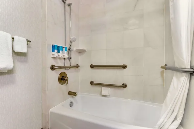 جناح بسرير كينج بغرفتين مع أريكة بحوض استحمام لذوي الإعاقة، Drury Inn and Suites Sikeston 6/6