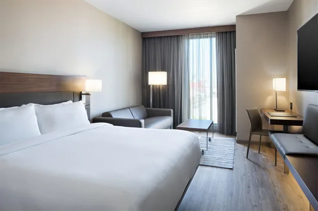 غرفة بسرير كينج لذوي الإعاقة، Hyatt House Lansing University Area 1/3