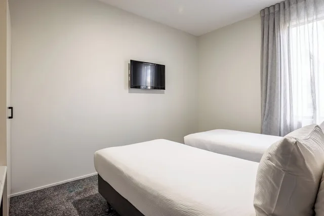 1 Bedroom, Suite, Twin Beds, King Bed, Heartland Hotel Auckland Airport 2/4