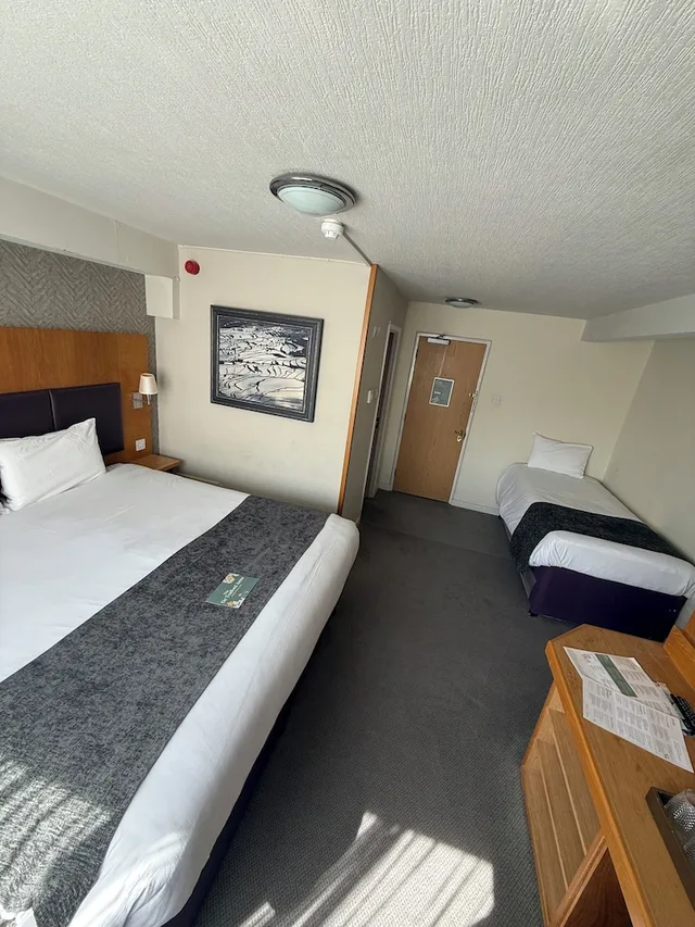غرفة عائلية بسرير كينج وسرير فردي، Premier Inn Alderley Edge 1/4