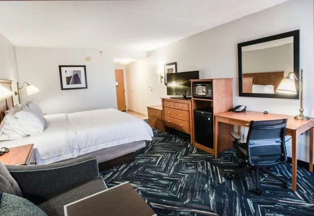 غرفة بسرير كينج لذوي الإعاقة، Hampton Inn Clarksville 3/4