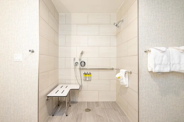 غرفة قياسية بسرير كينج لذوي الإعاقة، HOLIDAY INN EXPRESS AND SUITES SAN JOSE SILICON VALLEY 4/7