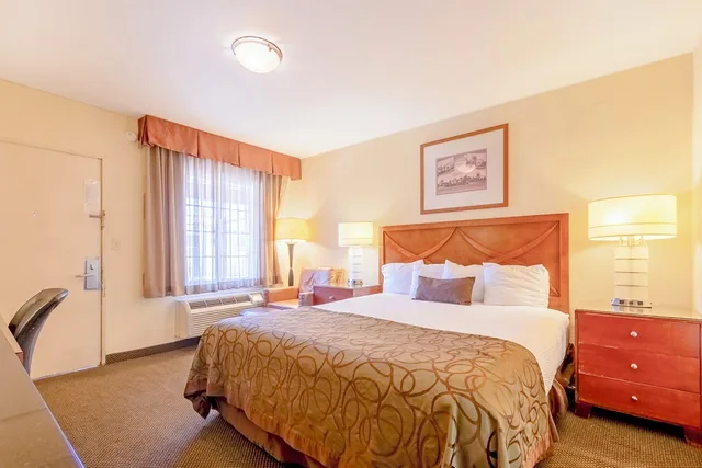 غرفة بسرير كينج لذوي الإعاقة لغير المدخنين، Historic Coronado Motor Hotel by OYO 2/10