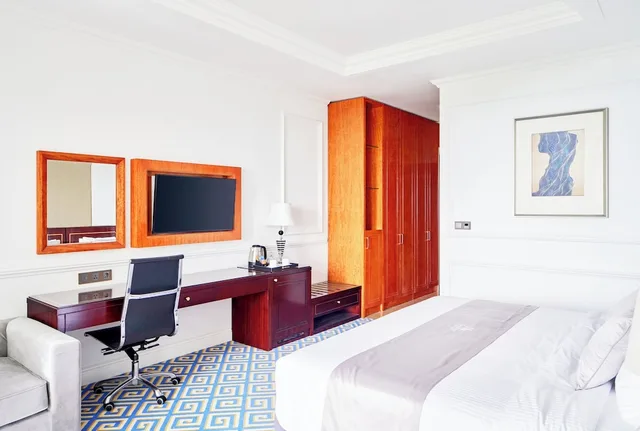غرفة بسرير كينج بإطلالة على البحر مع أريكة بجاكوزي، Goldone Hotel And Suites 9/10