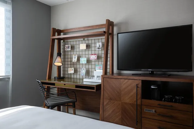 غرفة بسريرين كوين مع دخول الصالة، Renaissance Minneapolis Bloomington Hotel 4/8