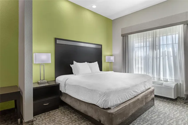 جناح بسرير كينج مع أريكة، Best Western Plus Bay City Inn & Suites 2/5