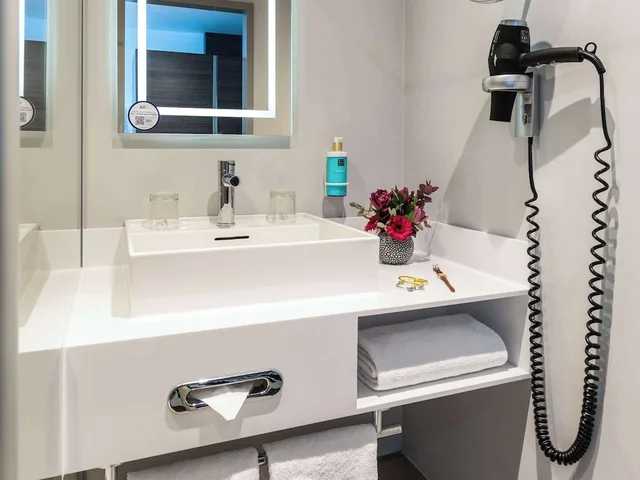 Superior, Double Bed, Sofa, NOVOTEL HAMBURG CITY ALSTER 8/9
