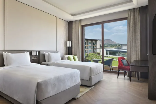 غرفة سيغنتشر بسرير كينج بشرفة للمدخنين، JW Marriott Bengaluru Prestige Golfshire Resort & Spa 1/6