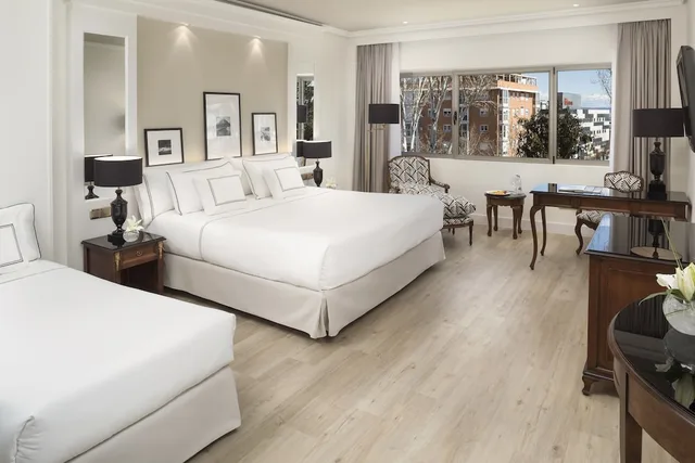غرفة متصلة سوبيريور بسريرين منفصلين مع أريكة، Melia Madrid Barajas 6/10