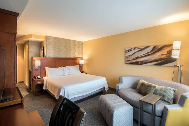 غرفة بسرير كينج مع أريكة بحوض استحمام لذوي الإعاقة، Courtyard By Marriott Waldorf 3/8
