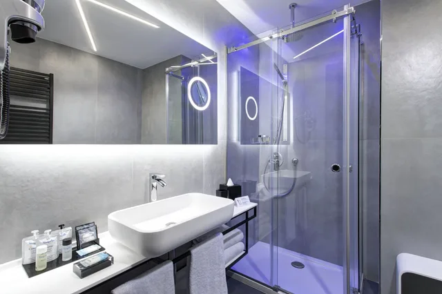 Room, Triple, Twin Beds, Sofa, iQ Hotel Milano 4/4