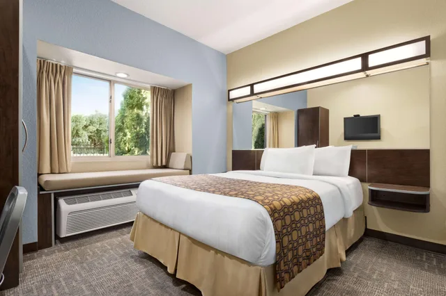 جناح بسرير كوين للمدخنين لذوي الإعاقة، Microtel Inn & Suites by Wyndham Woodstock/Atlanta North 2/2
