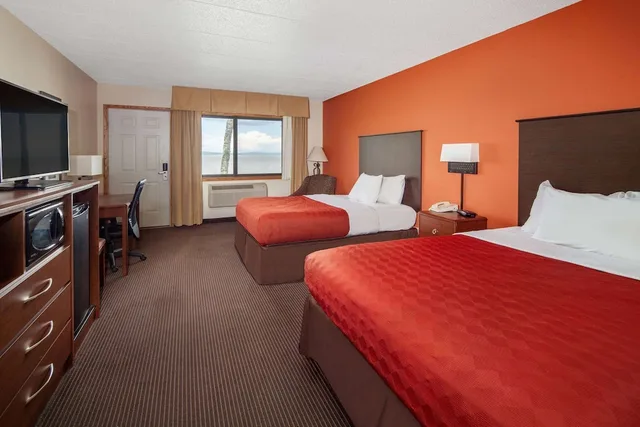 غرفة رئاسية بسريرين كوين بإطلالة على البحيرة، AmericInn by Wyndham Ashland 1/3
