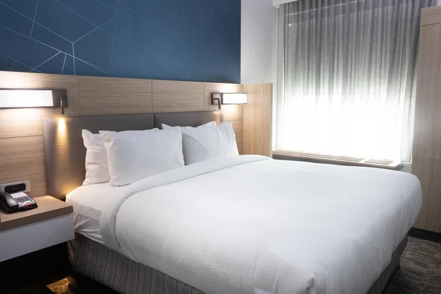 جناح بسرير كينج مع سرير سحّاب إضافي، SpringHill Suites by Marriott Slidell 1/3