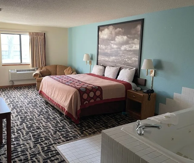 غرفة بسرير كينج بحوض جاكوزي، West Point Inn & Suites 1/5