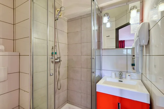 غرفة ثلاثية بسرير كوين وسرير فردي، La Villa Martégale 6/10