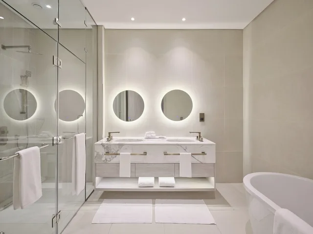 Suite, King Bed, Sea Front, Balcony، Arabella Beach Hotel Kuwait, Vignette Collection 4/4
