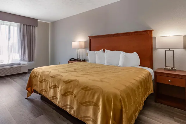 غرفة بسرير كينج بحوض استحمام لذوي الإعاقة، Quality Inn Fayetteville near Fort Bragg 1/5