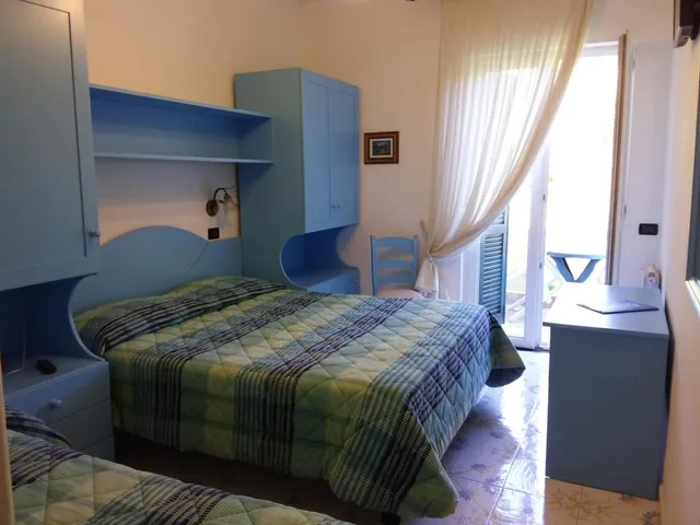 غرفة ثلاثية بإطلالة جزئية على البحر، Giardino Delle Ninfe E La Fenice 1/3
