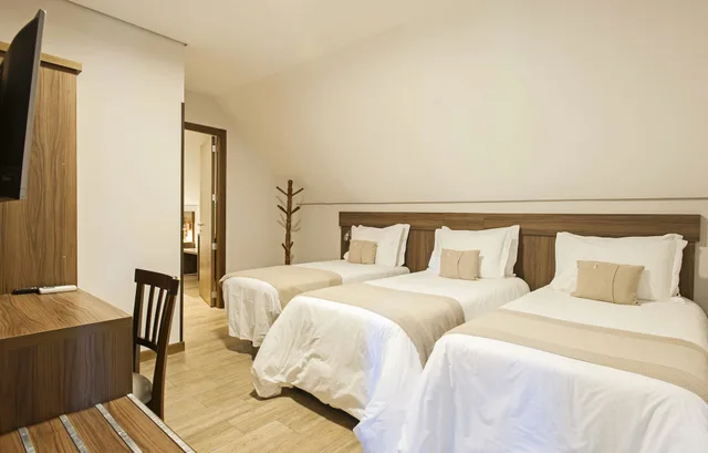 جناح بريميوم بسرير كينج وسريرين منفصلين بحوض استحمام، Hotel Fioreze Primo 3/10