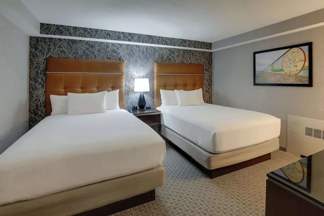 جناح بسريرين كوين بغرفتين مع أريكة في طابق مرتفع، Drury Inn & Suites Cape Girardeau 1/3