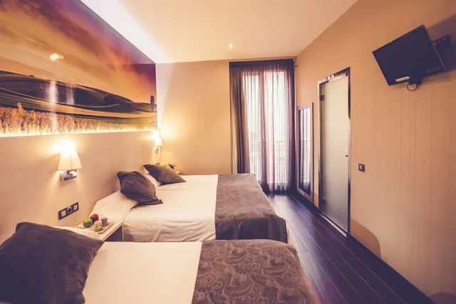 غرفة أساسية ثلاثية بثلاثة أسرّة بحمام خاص، Hostal Prado 1/10