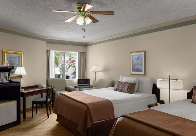 غرفة رباعية بسريرين كوين، Royal Scot Hotel & Suites, Trademark Collection by Wyndham 1/2