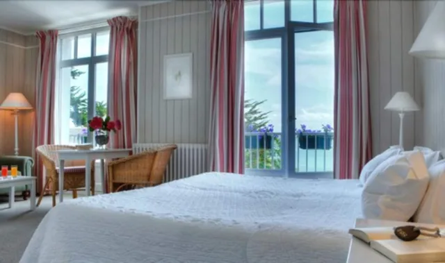 غرفة سوبيريور بسرير كينج بإطلالة على البحر بشرفة، Grand Hotel Des Bains the Originals Relais 1/4