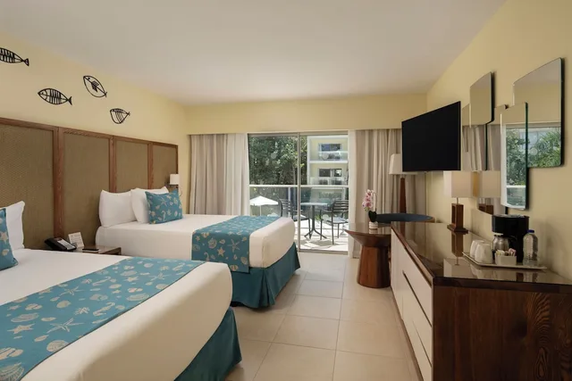 غرفة بسرير كينج بإطلالة على المسبح، Impressive Punta Cana 3/6