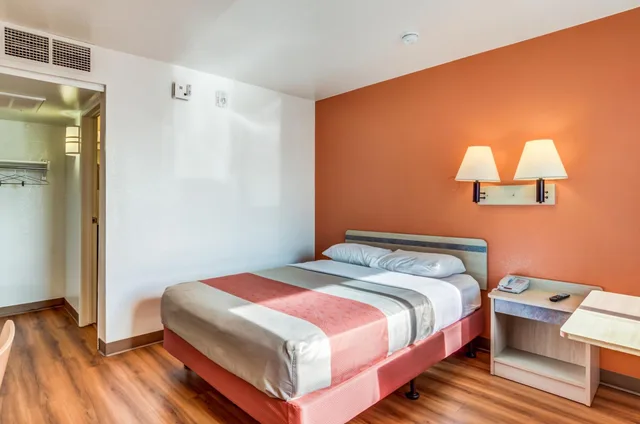 غرفة بسرير كوين، Motel6 Fort Collins, CO 1/10