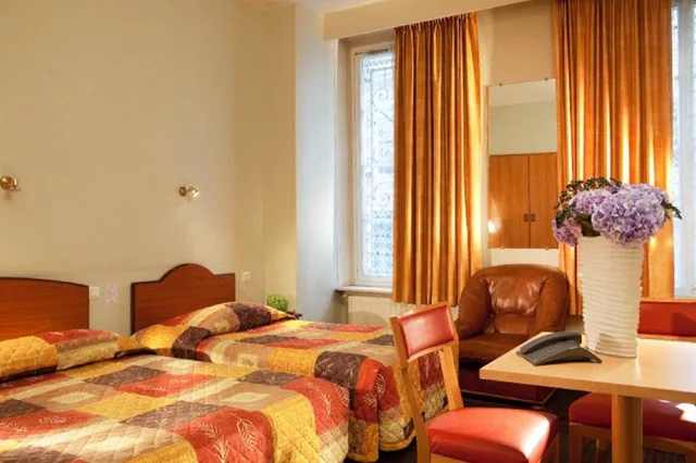 Room, Twin Beds, Bathtub, Hotel Montpensier Paris 1/1
