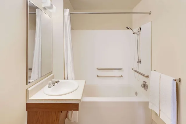 غرفة بسريرين مزدوجين للمدخنين لذوي الإعاقة، WoodSpring Suites Des Moines Pleasant Hill 2/2