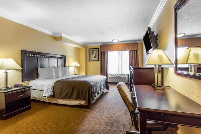غرفة بسرير كينج، Quality Inn and Suites Bell Gardens Los Angeles 2/5