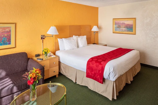 غرفة بسرير كينج، Ramada by Wyndham Tucson 4/5