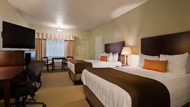غرفة قياسية بسريرين كوين، Best Western Plus Bayshore Inn 4/10