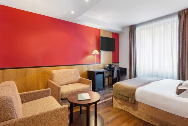 غرفة عائلية بسرير كوين وسريرين منفصلين مع أريكة، Best Western Plus Monopole Metropole 2/5