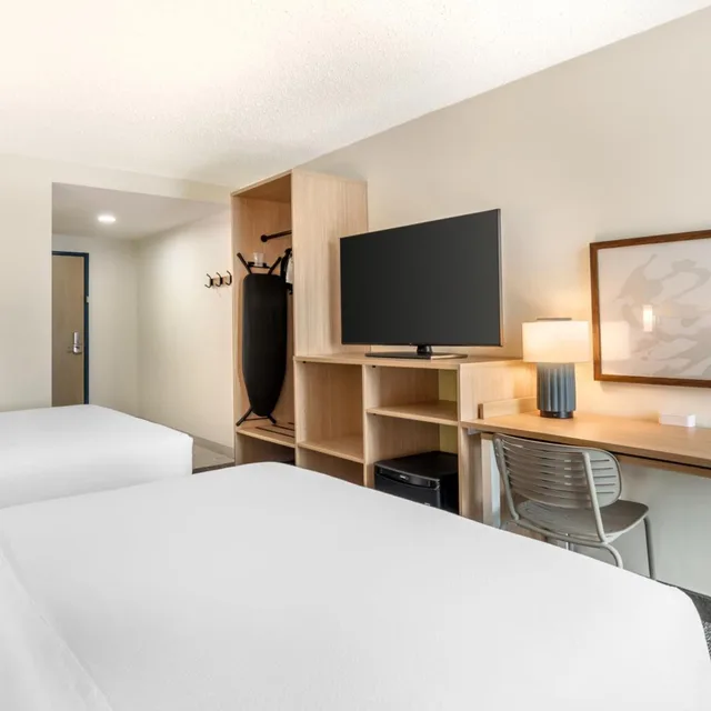 غرفة بسرير كينج وسريرين كوين، Spark by Hilton Seattle Airport 4/10