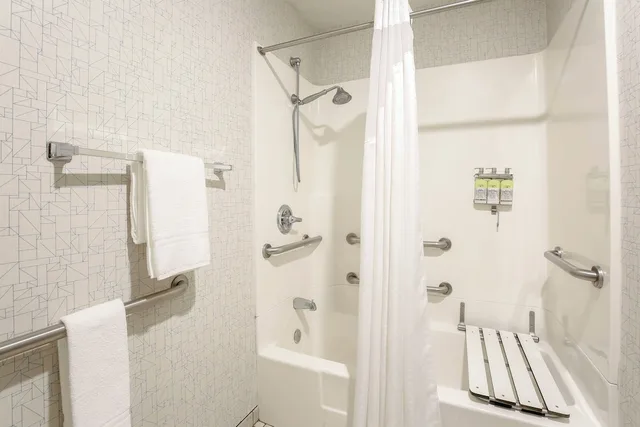 Suite, 2 Queen Beds, Accessible, Holiday Inn Express Lancaster 3/3