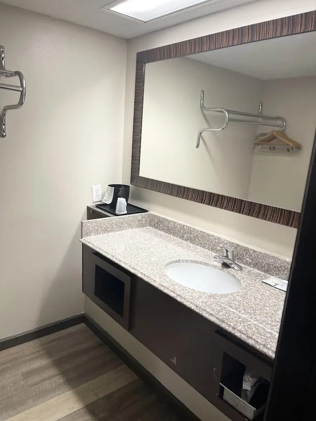 غرفة قياسية مفردة بسرير كوين، Royal Inn & Suites 6/6