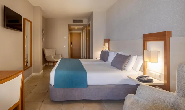 Room, Twin Beds, Lateral Side Sea View، Ilunion Fuengirola 3/7