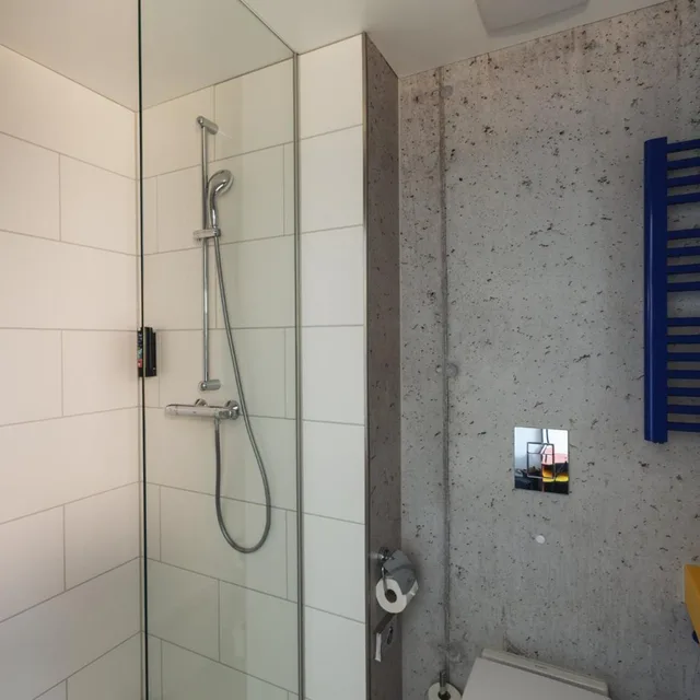 غرفة قياسية بسرير كينج وسرير كوين لذوي الإعاقة، Holiday Inn - the niu, Form Stuttgart Feuerbach, an IHG Hotel 6/6