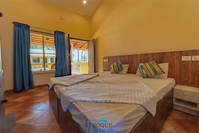 Tropical, Queen Bed، C'roque Beach Resort 1/3