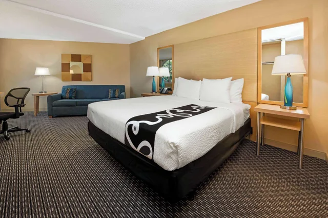 Room, Queen Bed, Bathtub, Accessible, La Quinta Inn Suites By Wyndham West Palm Beach Airport 2/4