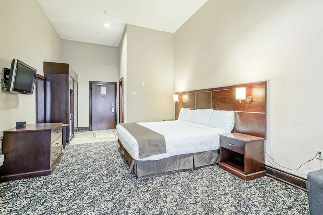 Junior Suite, King Bed, Sofa, Woodbine Hotel and Suites 2/5