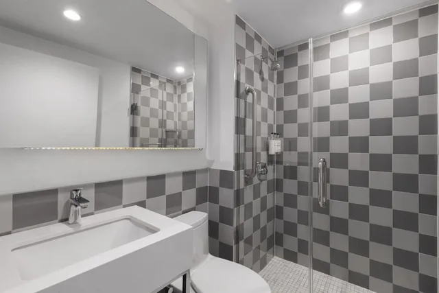 جناح بسريرين مزدوجين مع أريكة بمنطقة جلوس بمطبخ صغير، Best Western Premier Empire State Hotel 2/2