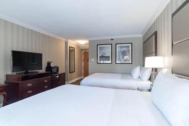 Deluxe, 2 Queen Beds, Sandman Signature Edmonton Downtown Hotel 1/4
