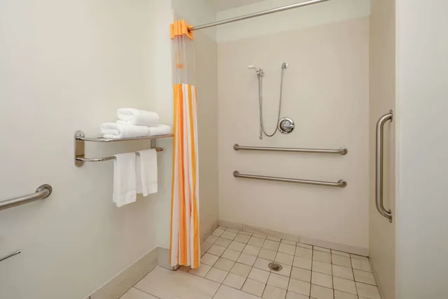 غرفة بسرير كينج لذوي الإعاقة، La Quinta Inn & Suites by Wyndham Atlanta Douglasville 6/7